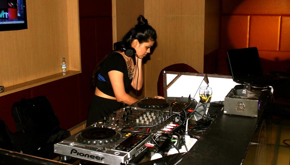 female disco jockey jodhpur